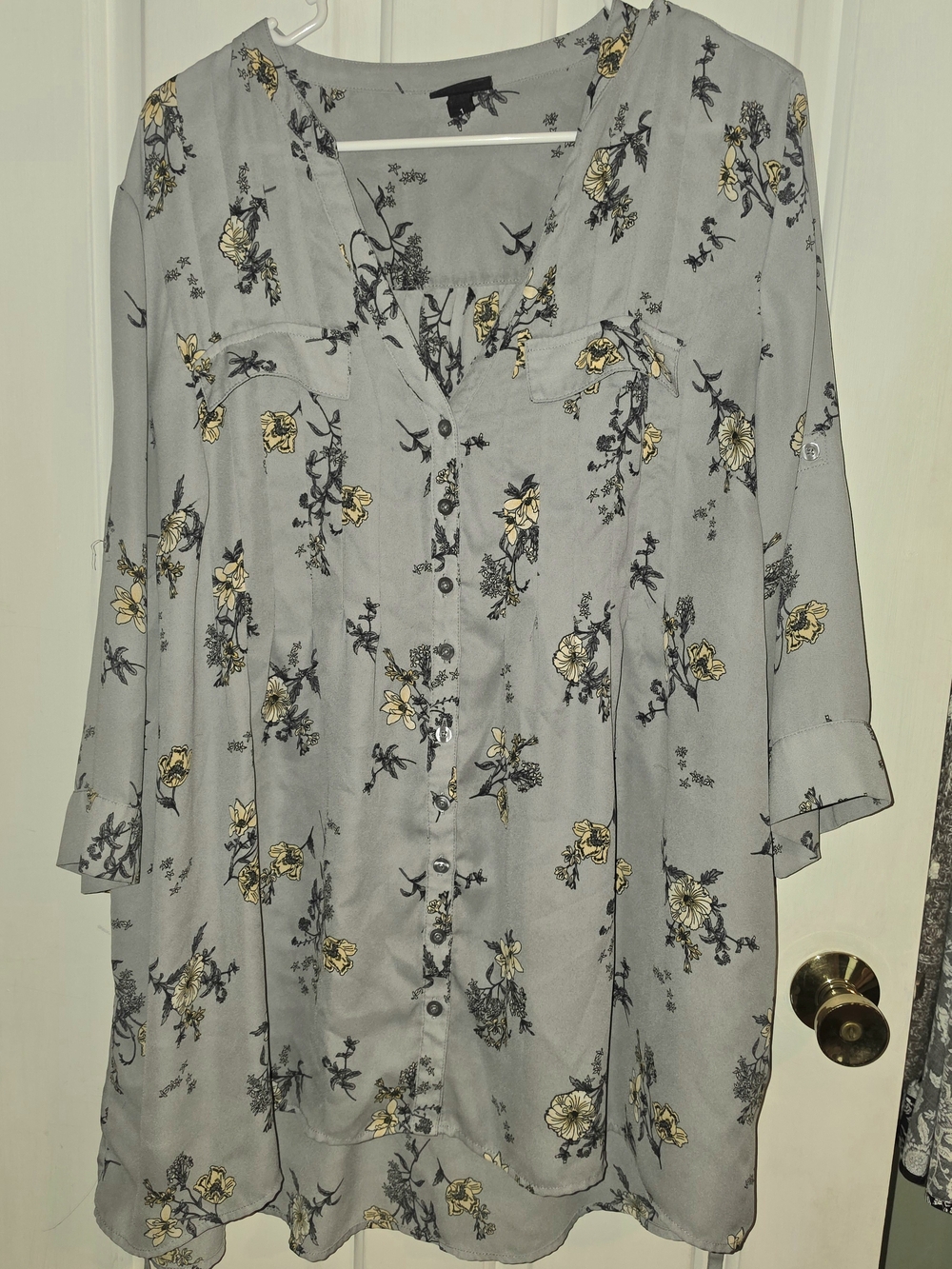 Torrid Gray Floral Button-Front Tunic with Yellow Accents Size 1